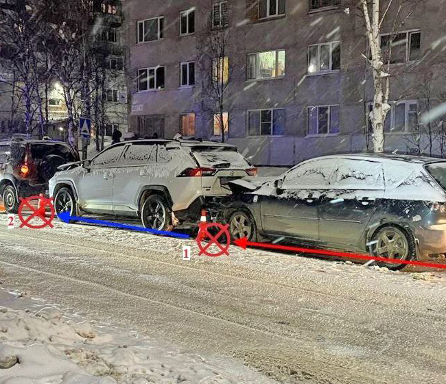 В Ухте на проезде Строителей столкнулись Mazda, Toyota и Chevrolet Niva