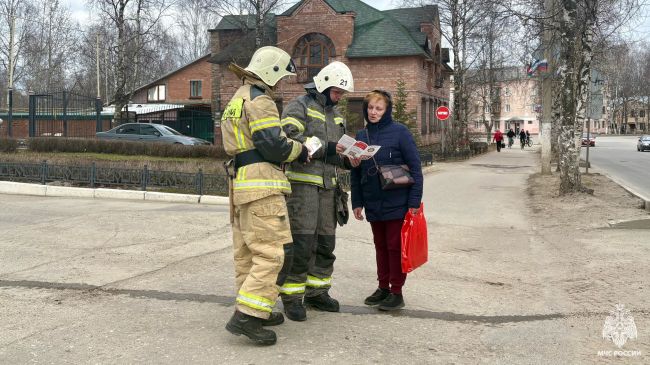 Ухтинские пожарные провели беседы с жителями на улицах города
